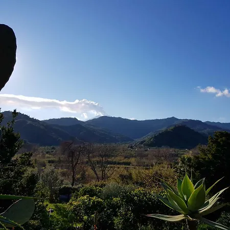 Giardino Dell'alcantara تاورمينا